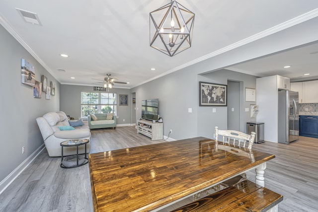 living area with baseboards, visible vents, light wood-style flooring, recessed lighting, and ornamental molding