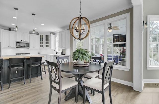 dining room featuring light wood-type flooring, ceiling fan with notable chandelier, baseboards, and recessed lighting