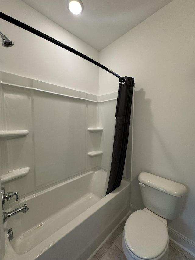 full bath featuring baseboards, shower / bathtub combination with curtain, toilet, and tile patterned floors