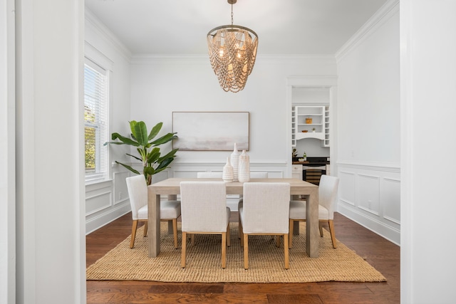 dining area featuring ornamental molding, dark hardwood / wood-style flooring, and a notable chandelier