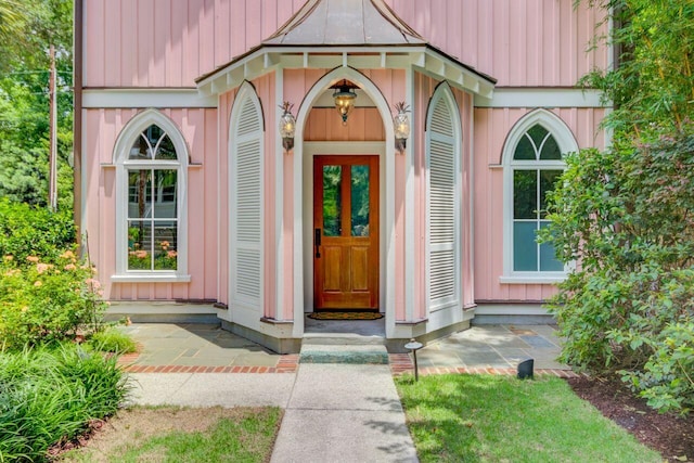 62 Eastlake Rd, Mount Pleasant, SC 29464 - entrance to property featuring board and batten siding