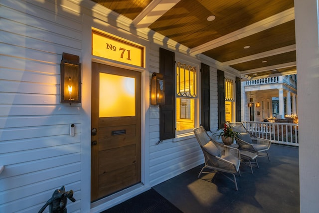 property entrance featuring a porch