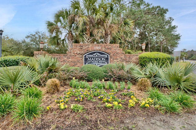 view of community / neighborhood sign