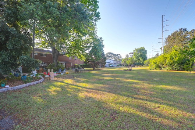 view of green lawn