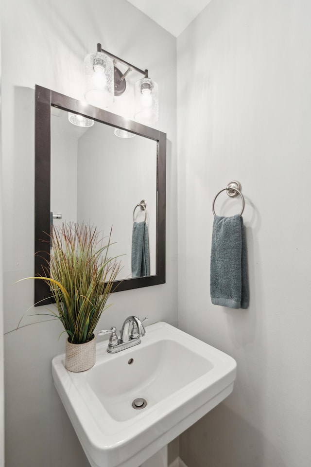 bathroom featuring a sink