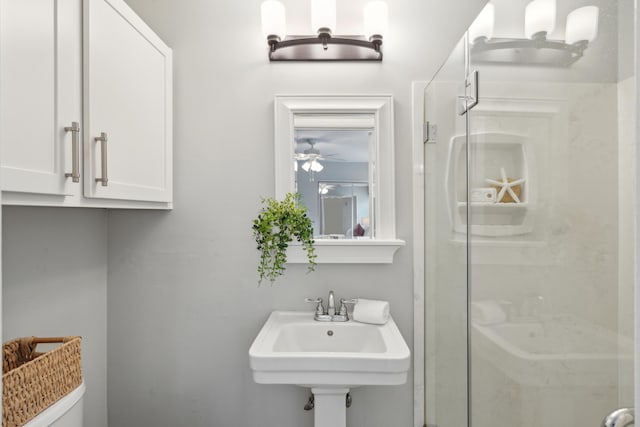 full bath featuring a shower stall, toilet, a sink, and ceiling fan