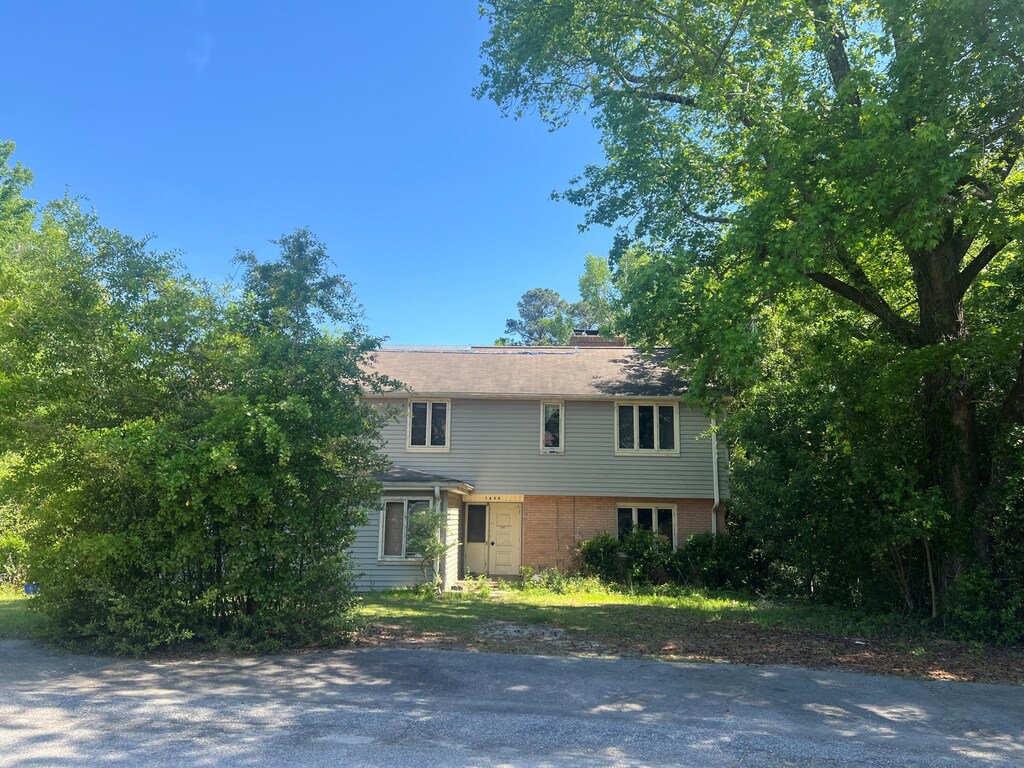 1646 NE Pinebrook St, Orangeburg, SC 29118 - view of front of home with brick siding