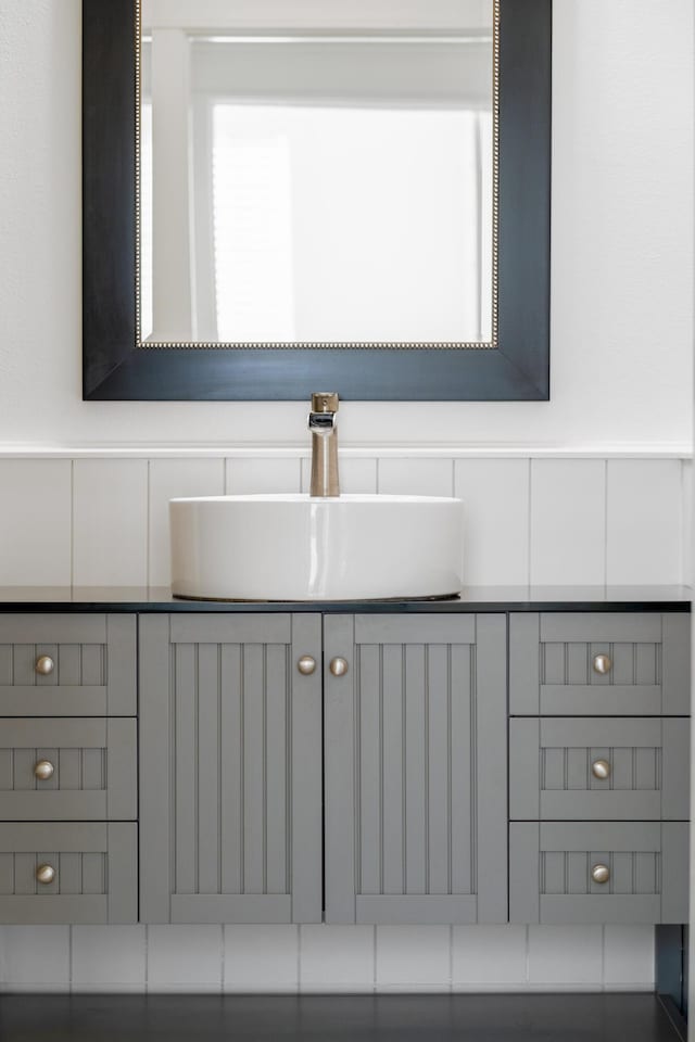 bathroom with tasteful backsplash and vanity