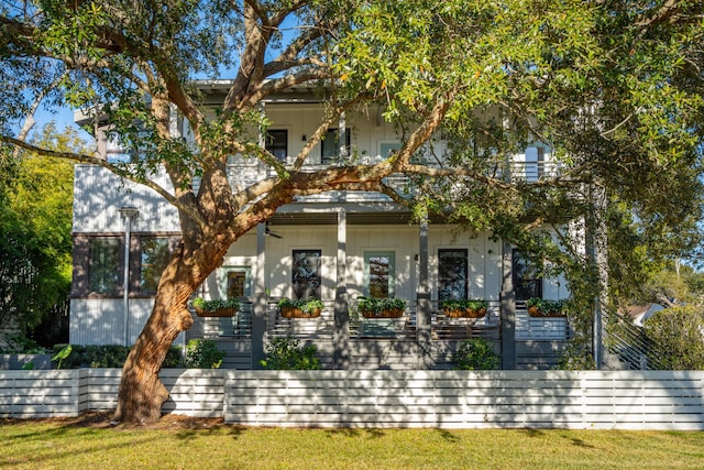 view of front of property featuring a front yard