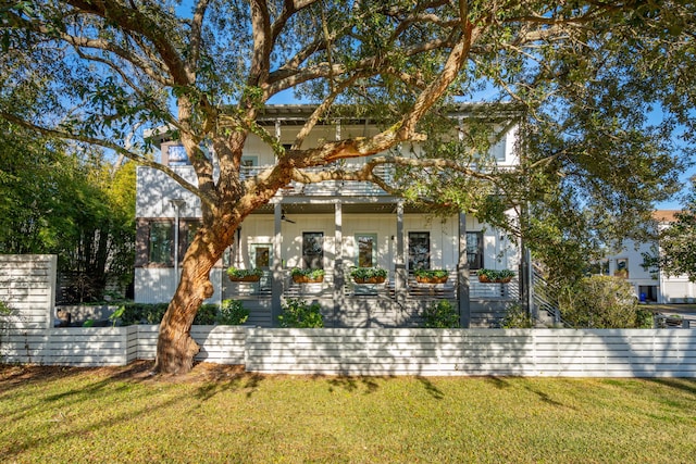 view of front of house featuring a front lawn