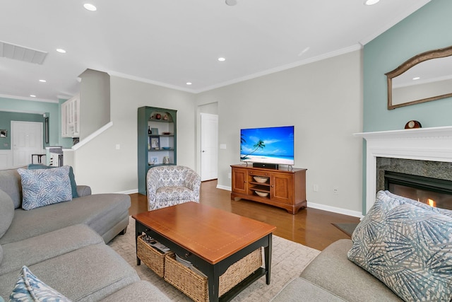 living room with visible vents, recessed lighting, crown molding, and wood finished floors