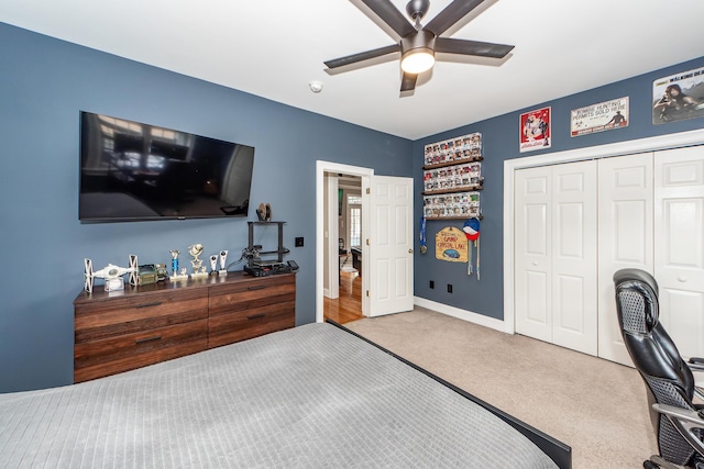 bedroom with baseboards, carpet, a ceiling fan, and a closet