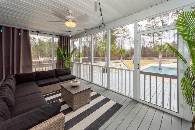 sunroom with ceiling fan