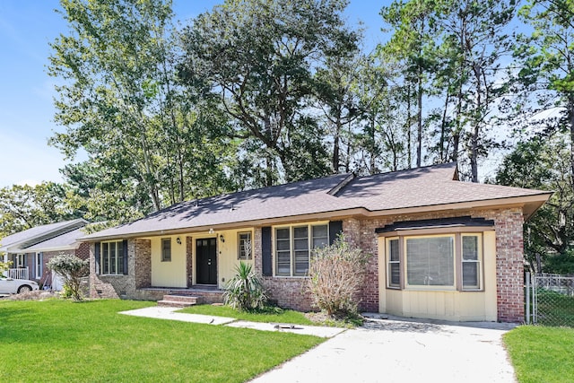 single story home with a front lawn