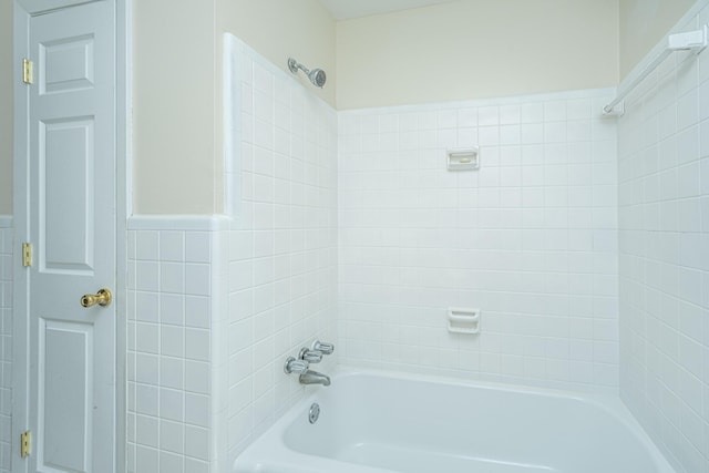 bathroom with tiled shower / bath