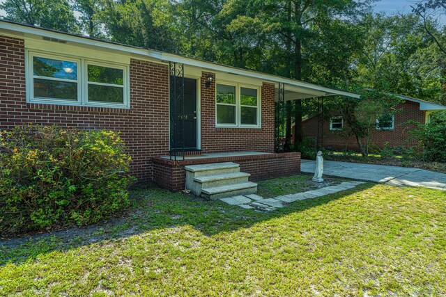 single story home with a front yard