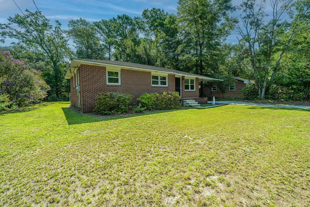 ranch-style home featuring a front lawn