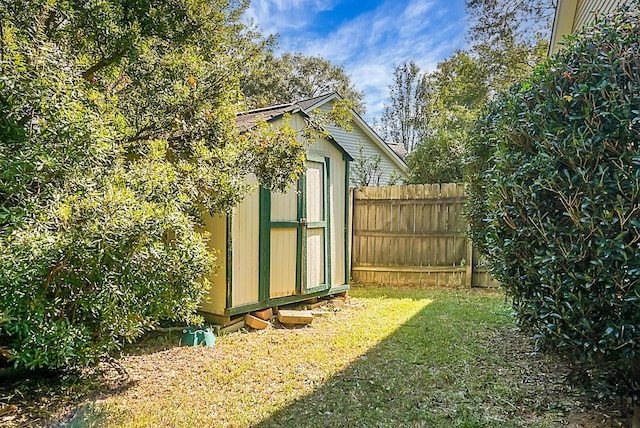 view of yard featuring a storage unit