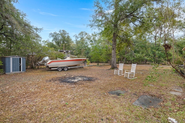 view of yard featuring a shed