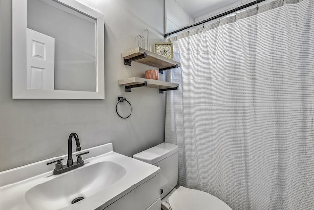 full bath with curtained shower, toilet, and vanity