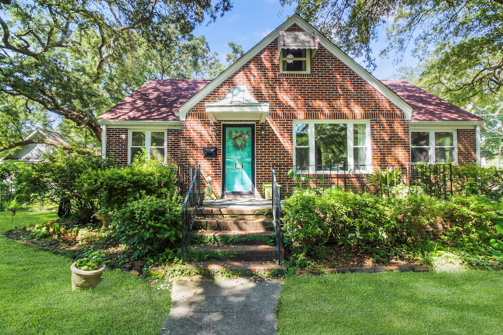 view of front facade with a front yard