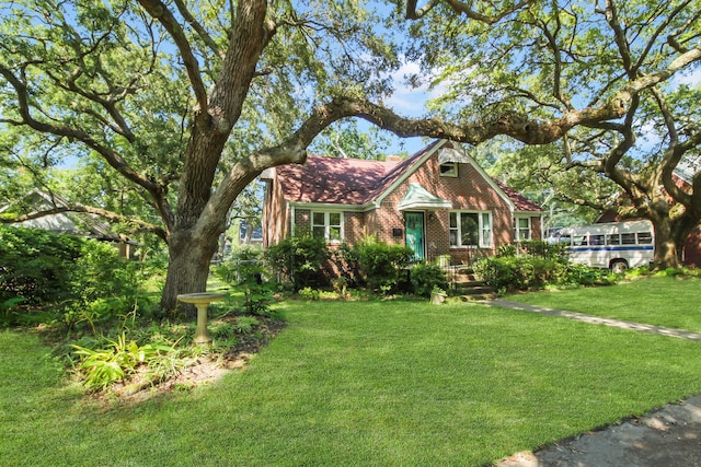 view of front of house featuring a front lawn