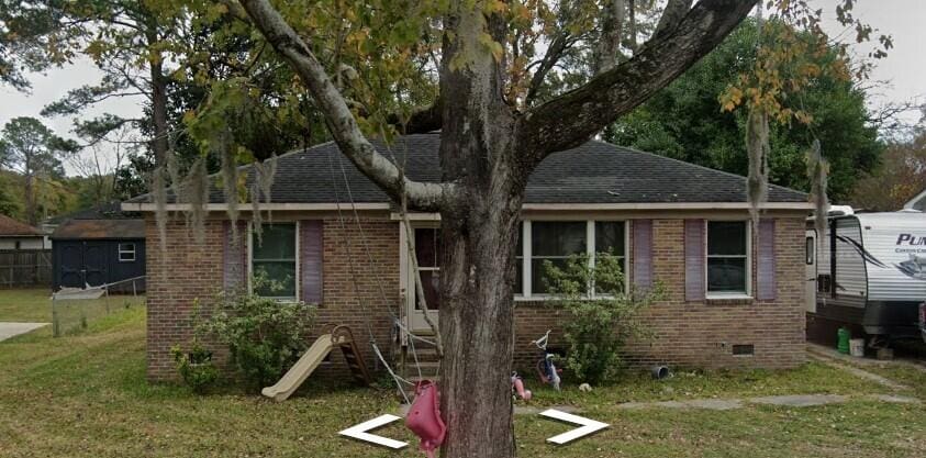 view of front of property featuring a front yard