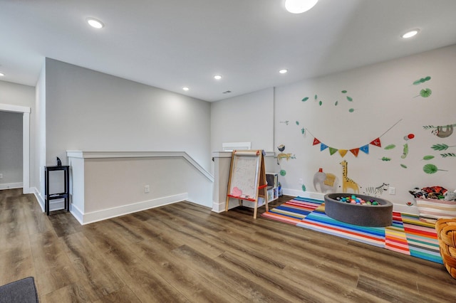 rec room featuring recessed lighting, baseboards, and wood finished floors