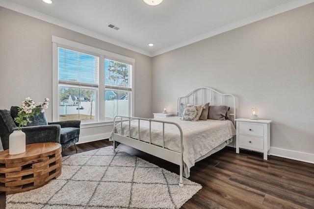 bedroom featuring recessed lighting, wood finished floors, visible vents, baseboards, and ornamental molding