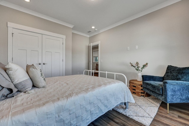 bedroom with recessed lighting, a closet, crown molding, and wood finished floors