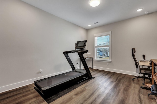 exercise room with baseboards, visible vents, wood finished floors, and recessed lighting