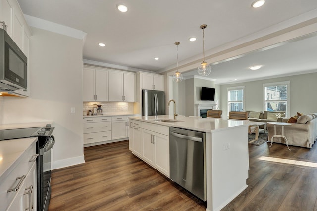 kitchen with open floor plan, stainless steel appliances, dark wood-style floors, and decorative backsplash