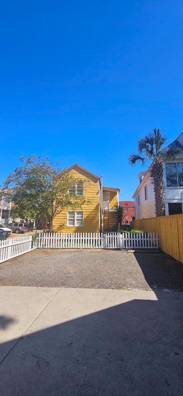 view of front of home featuring a fenced front yard