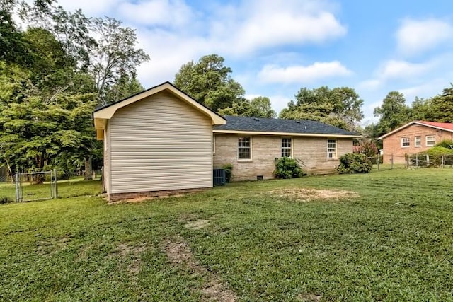 back of house featuring a lawn