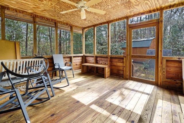 sunroom / solarium with a ceiling fan