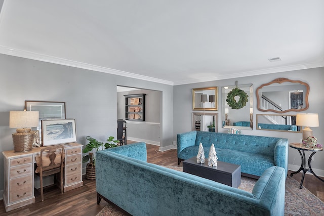 living area with ornamental molding, wood finished floors, visible vents, and baseboards