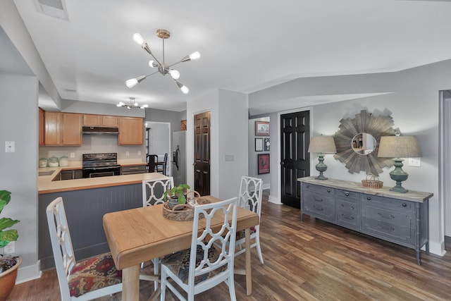 dining space featuring dark wood-style floors, baseboards, visible vents, and a notable chandelier