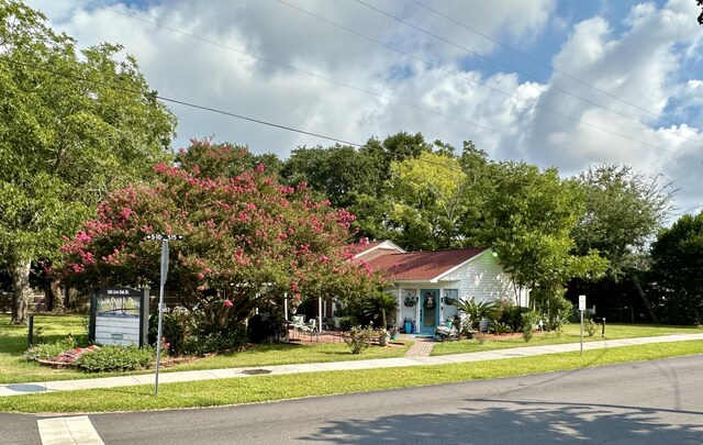 view of front of property featuring a front lawn