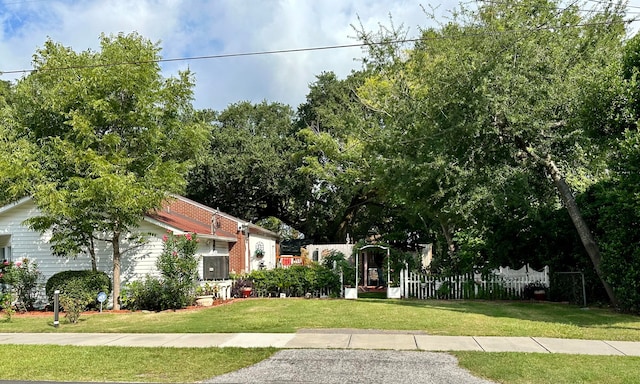 view of front of property featuring a front yard