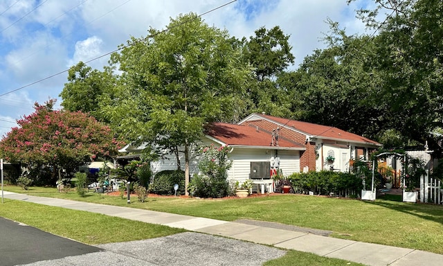 view of front facade featuring a front lawn