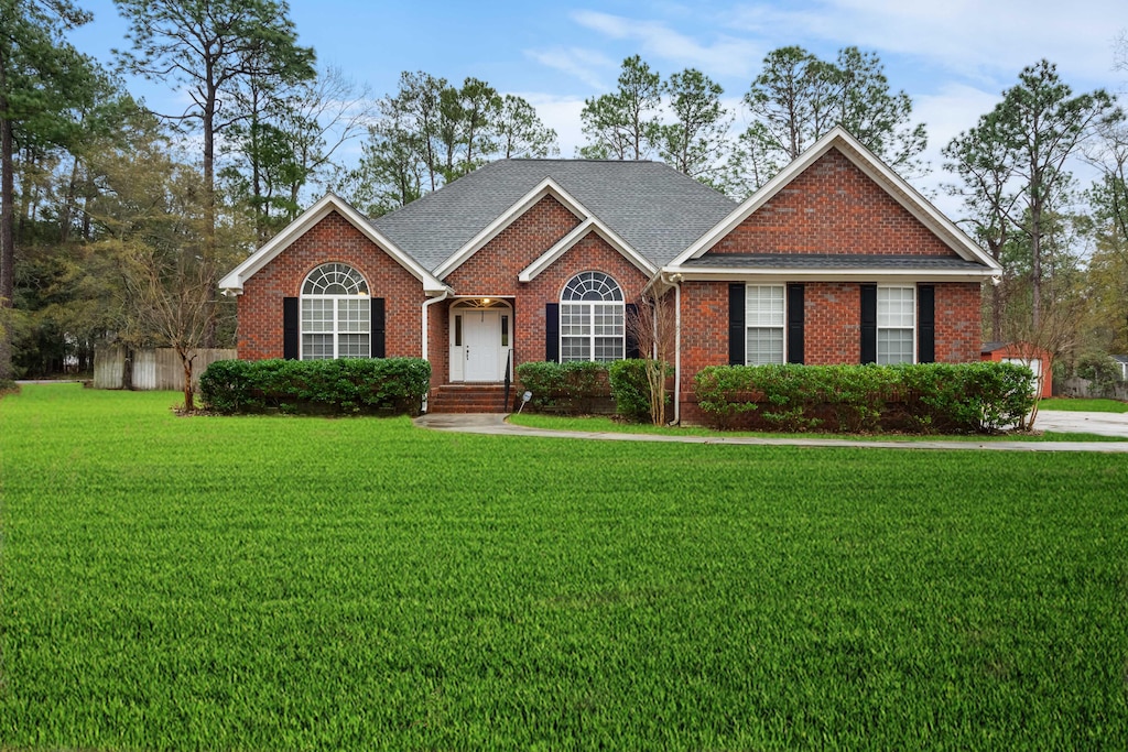 view of front facade with a front yard