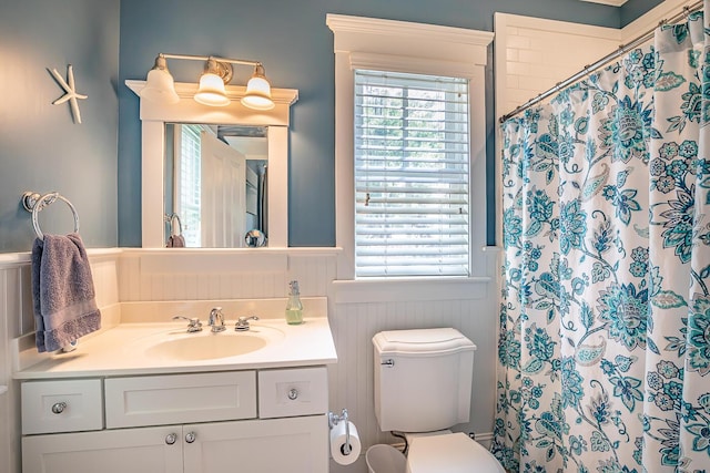 bathroom with toilet, a shower with shower curtain, and vanity