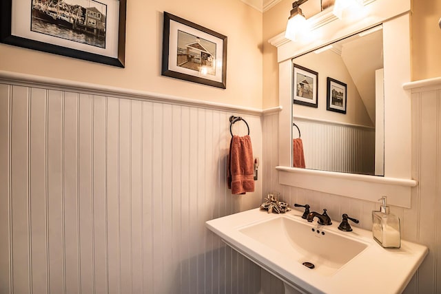 bathroom featuring sink