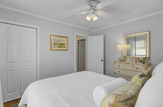 bedroom with dark wood-style floors, ceiling fan, ornamental molding, and a closet