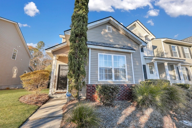 view of front of home featuring a front lawn