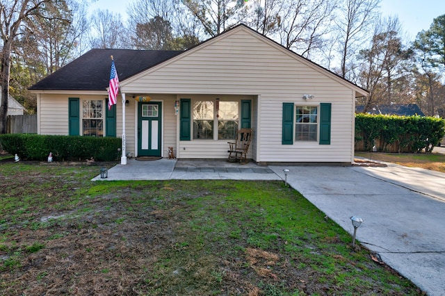 view of front facade featuring a front lawn