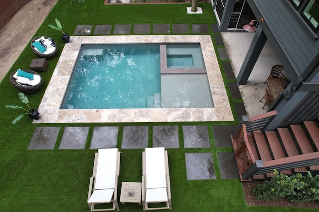 view of swimming pool featuring a yard