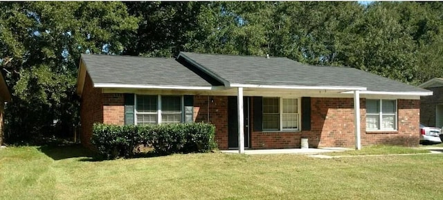 single story home featuring a front yard