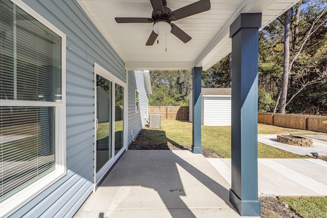 view of patio with a fire pit and ceiling fan