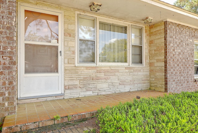 entrance to property featuring covered porch